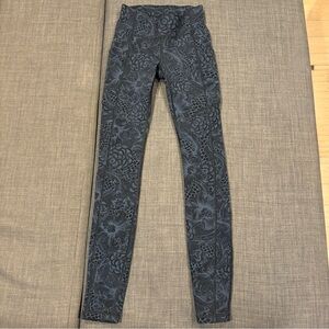 Lululemon size 2 Floral Speed Up Blue Black full length leggings pockets. 27”